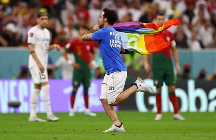 Bandera LGBT se hace presente en el Uruguay vs Portugal (+Video)