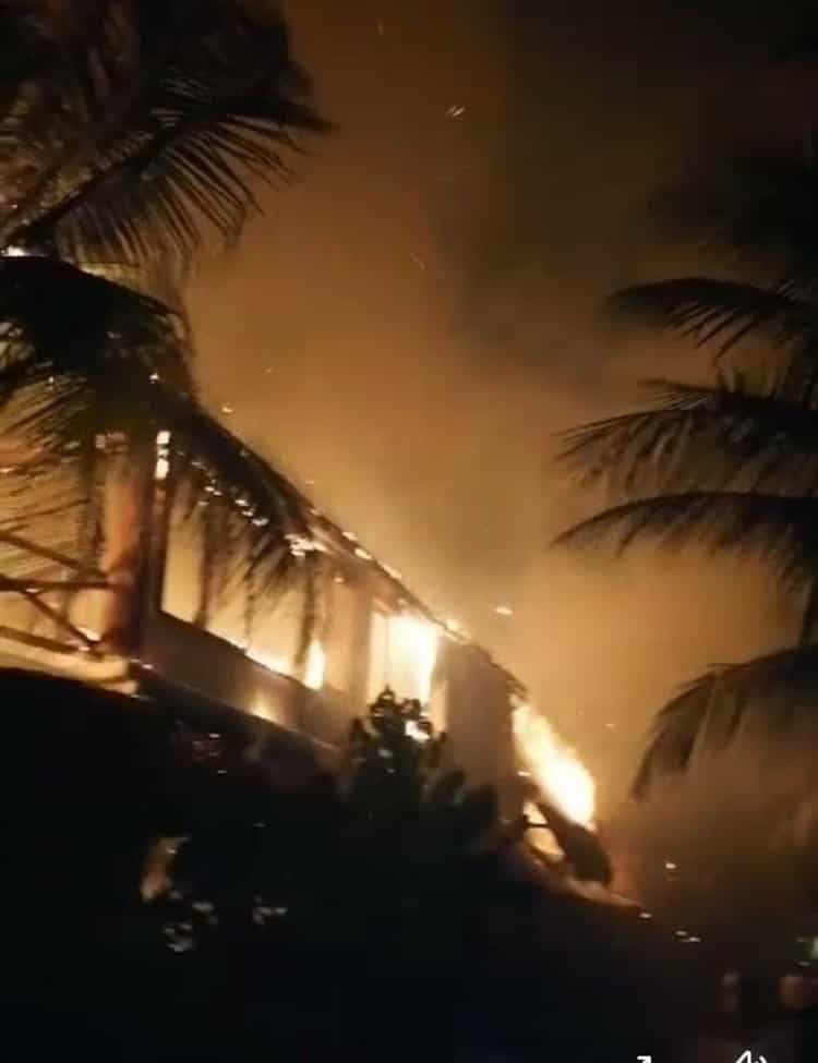 Fuerte incendio arrasa con hoteles en isla de Holbox, Quintana Roo