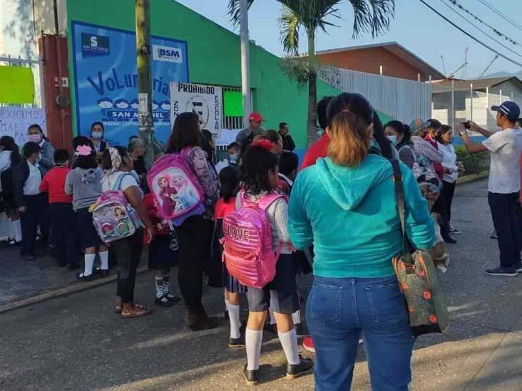 Padres exigen docente en primaria de Cuichapa; bloquean carretera