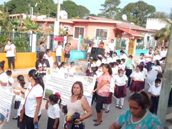 Intentan quitar recursos a escuelas de Acopan; los padres protestas