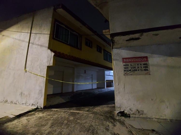 Hombre pierde la vida al interior de un motel en Veracruz; su acompañante lo dejó solo