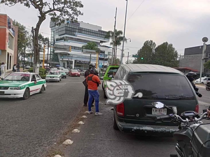 Evitan que camioneta arda en avenida Ávila Camacho, en Xalapa