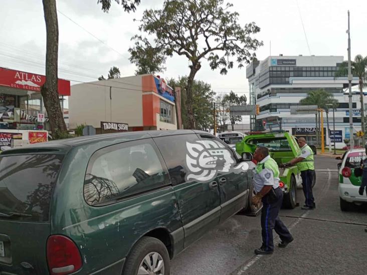 Evitan que camioneta arda en avenida Ávila Camacho, en Xalapa