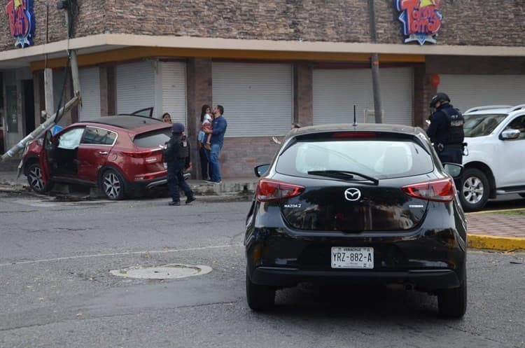 Conductoras provocan fuerte accidente vial en calles del fraccionamiento Reforma