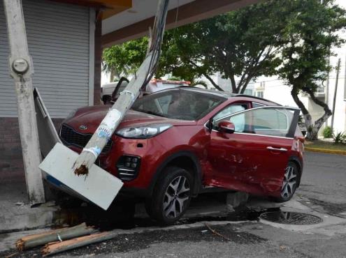 Conductoras provocan fuerte accidente vial en fraccionamiento Reforma, en Veracruz