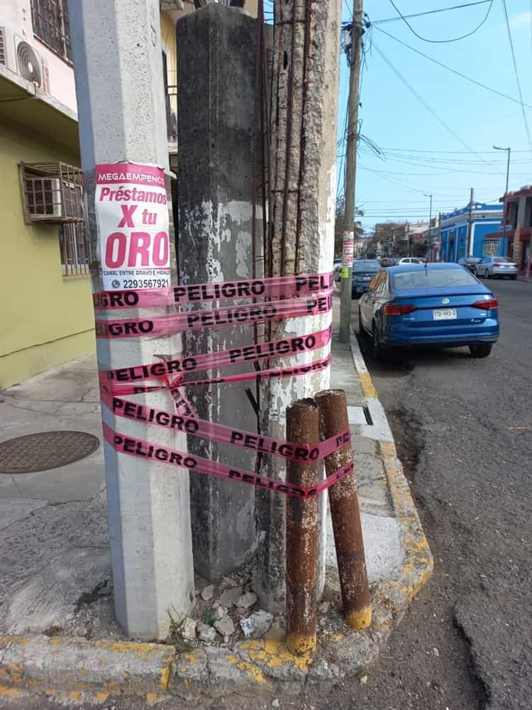 Lanzan grito de auxilio a CFE, poste a punto de colapsar en Veracruz