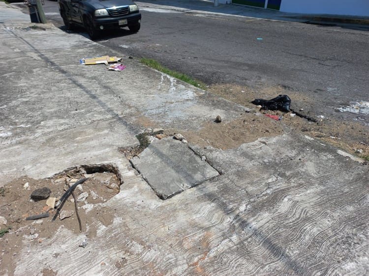 Se quejan por calles destruidas y cables peligrosos en Boca del Río