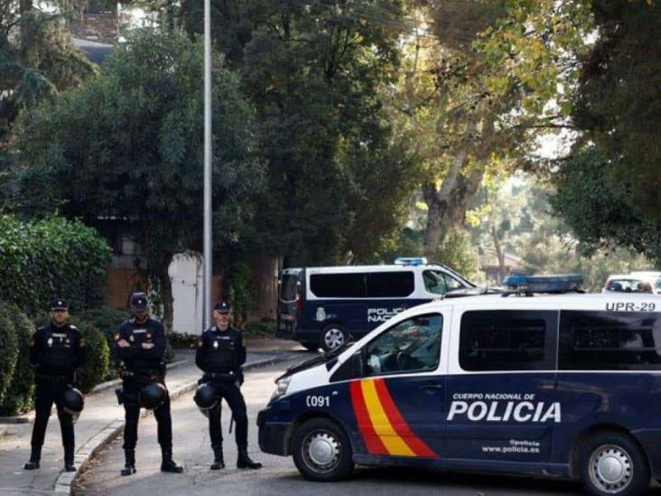 Explota carta bomba en la embajada de Ucrania en España; hay un herido