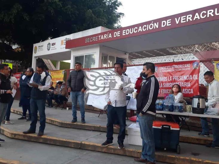 Docentes toman la SEV para exigir cambios de adscripción en Veracruz