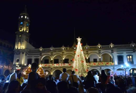 Encienden árbol de la navidad en el zócalo de la ciudad de Veracruz