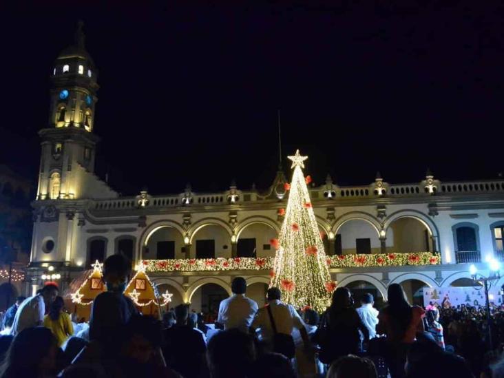 Encienden árbol de la navidad en el zócalo de la ciudad de Veracruz