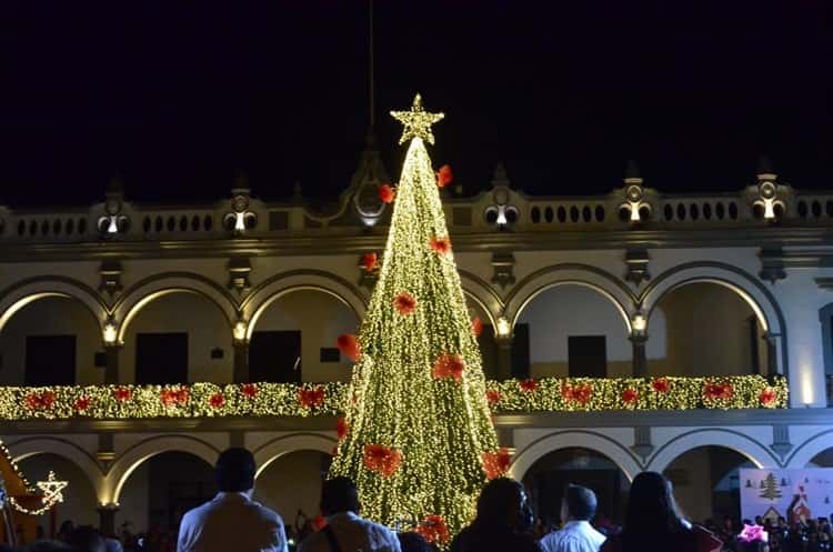 Encienden árbol de la Navidad en el zócalo de la ciudad de Veracruz