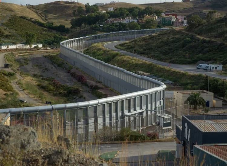 Migrante cruza frontera de España… ¡en paracaídas!