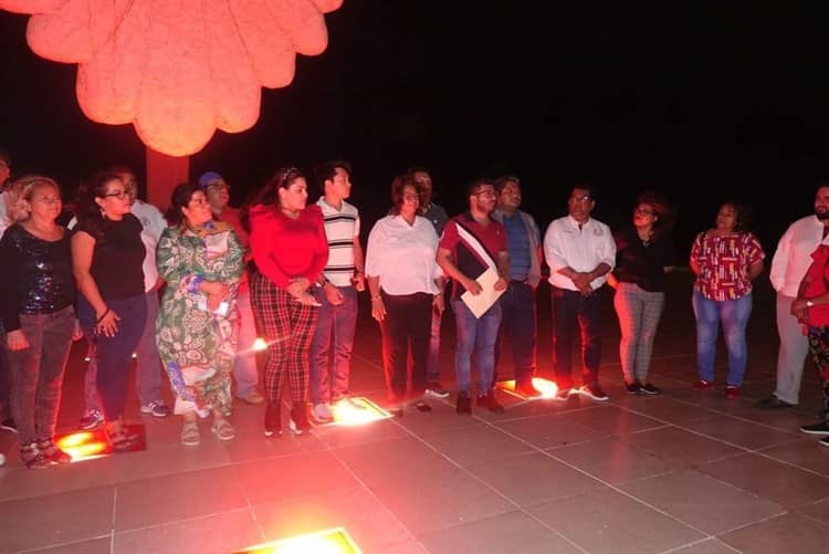 Iluminan de rojo la Paloma por Día Mundial del Sida