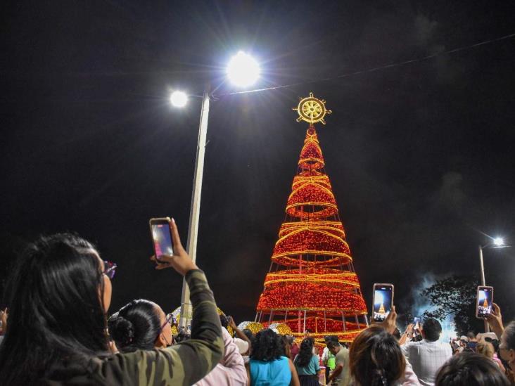 Coatzacoalcos se ilumina con el Espíritu de la Navidad en el Paseo Ribereño