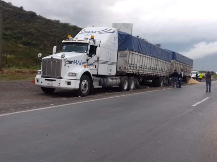 Muere trailero arrollado en autopista 150D Puebla-Orizaba