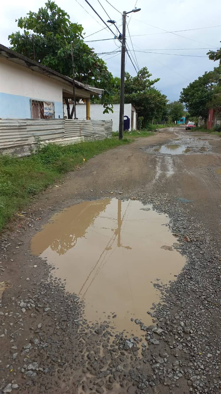 Colonos de la Ampliación Las Bajadas en Veracruz en espera de la pavimentación