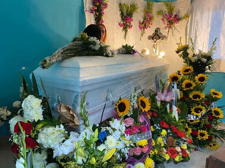 Velan a Rosa Isela; este lunes será enterrada junto a la tumba de su padre