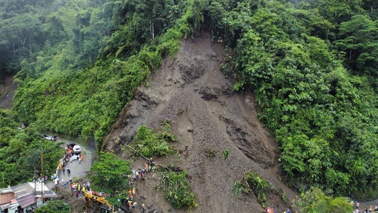 Deslave sepulta autobús en Colombia; hay más de 20 muertos