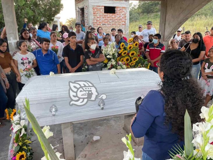 ¡Exigen justicia! Familiares dan un último adiós a Rosa Isela en Veracruz