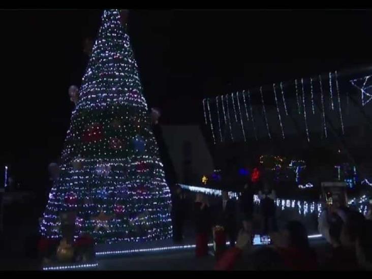 Encienden pino y adornos navideños en DIF estatal de Veracruz