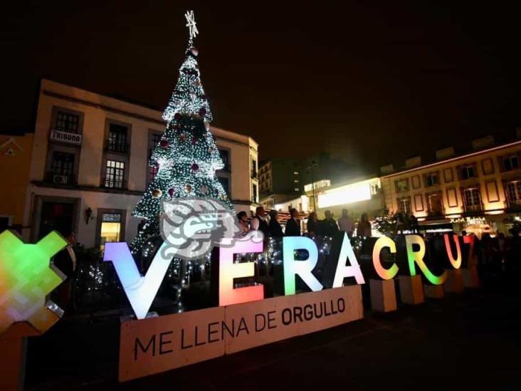 ¡Llegó la Navidad! Se iluminan calles de la capital veracruzana