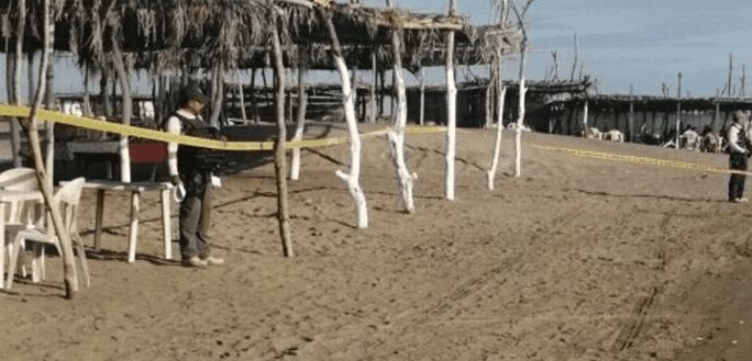 Rescatan a turista que era jalado por el mar en playas de Chachalacas