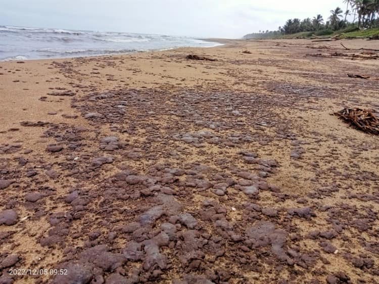Reportan derrame de combustible en playa del sur de Veracruz