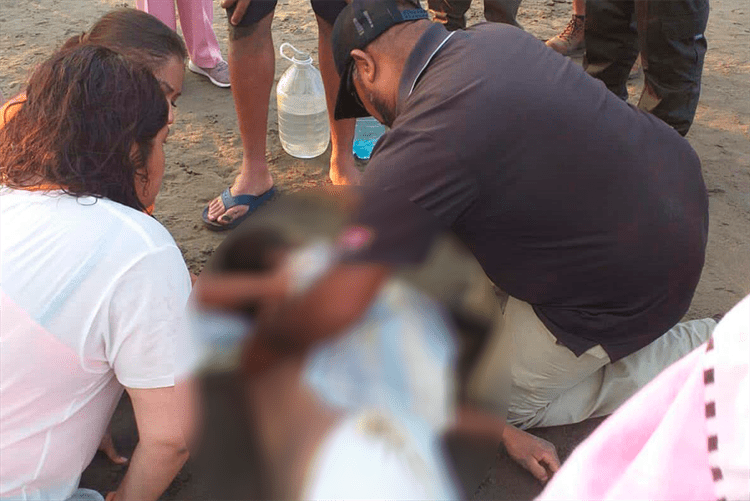 Rescatan a turista que era jalado por el mar en playas de Chachalacas