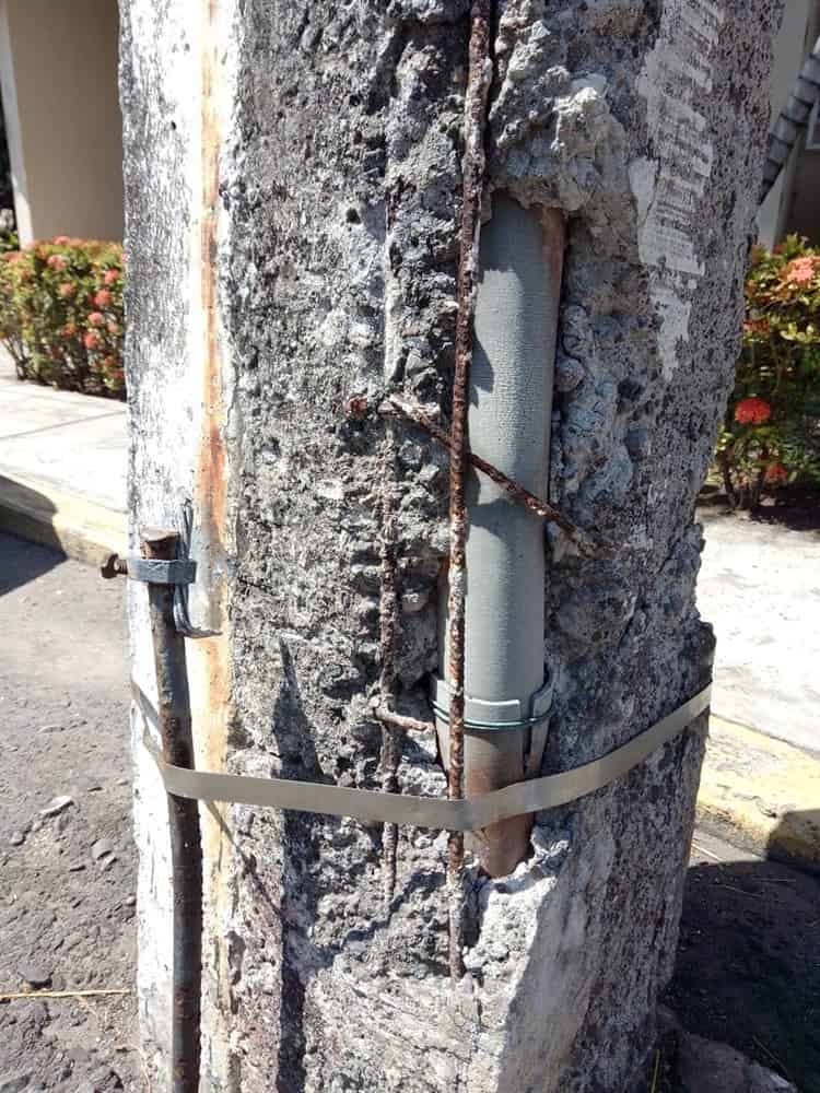 ¡Llevan 2 años! Padres urgen a CFE reparar poste con varillas expuestas sobre zona escolar en Boca del Río