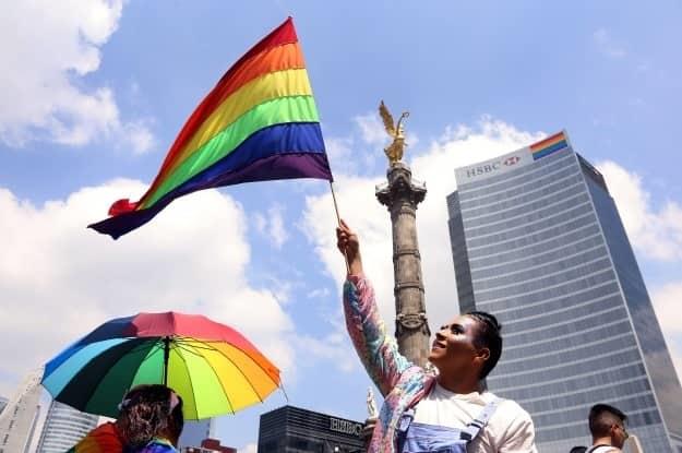 Parejas del mismo sexo podrían tener acceso a IMSS e ISSSTE en México