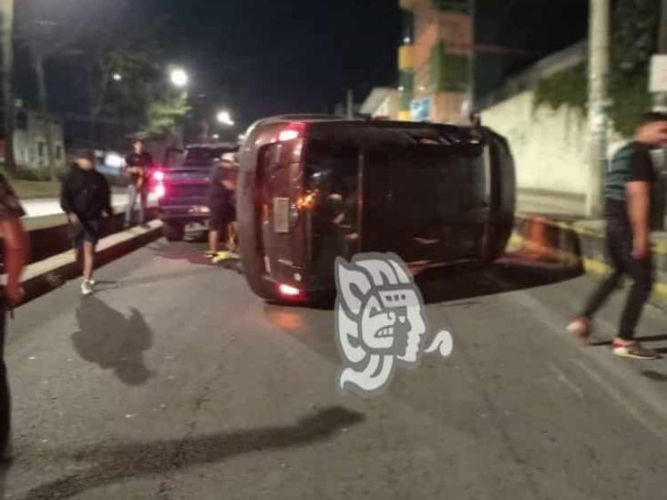 Vuelca camioneta en la avenida Lázaro Cárdenas de Xalapa