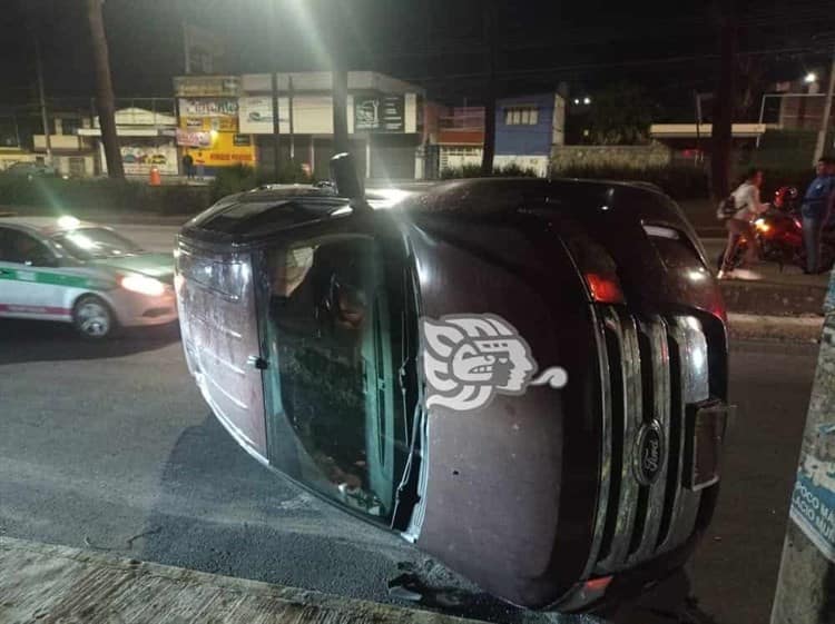 Vuelca camioneta en la avenida Lázaro Cárdenas de Xalapa