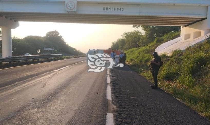 Sufren volcadura sobre la autopista en Acayucan