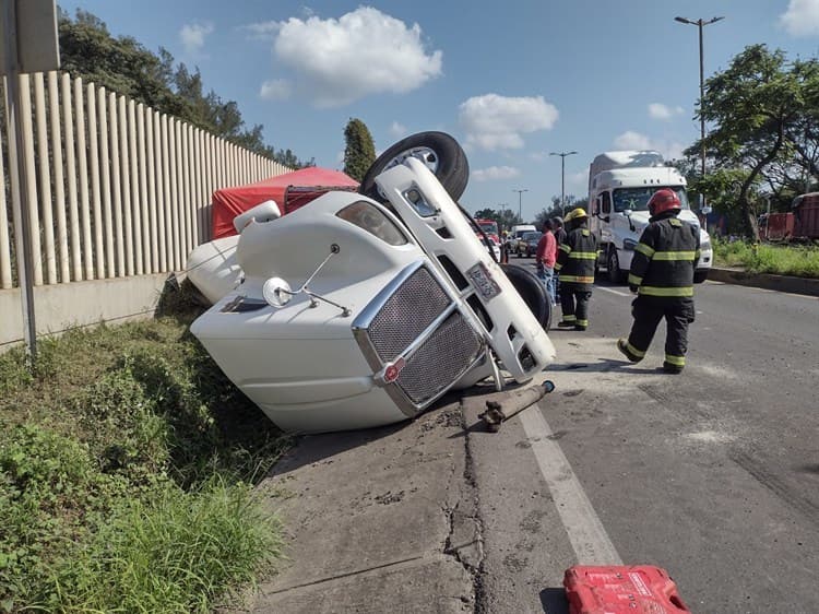 Conductor pierde control de tractocamión y termina por volcarse en la carretera Veracruz-Xalapa