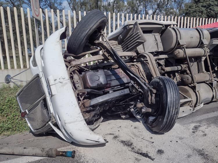 Conductor pierde control de tractocamión y termina por volcarse en la carretera Veracruz-Xalapa