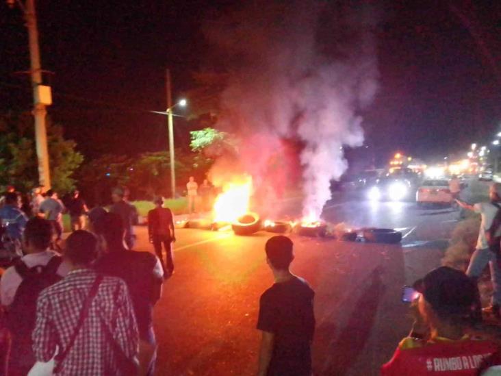 Con llantas incendiadas bloquean carretera de Sayula de Alemán; exigen que aparezca el tesorero municipal
