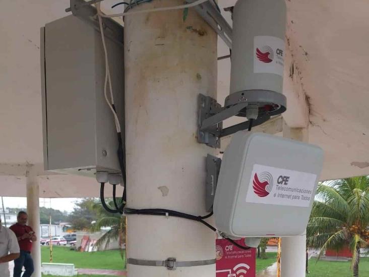 Instalan red de telecomunicaciones e Internet gratuito para habitantes de Antón Lizardo