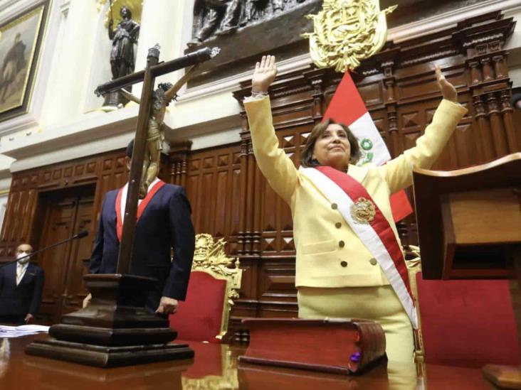 Dina Boluarte rinde protesta como nueva presidenta de Perú (+Video)