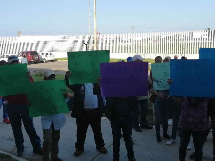 Habitantes de Sayula exigen justicia por detención de tesorero; protestan en Coatzacoalcos