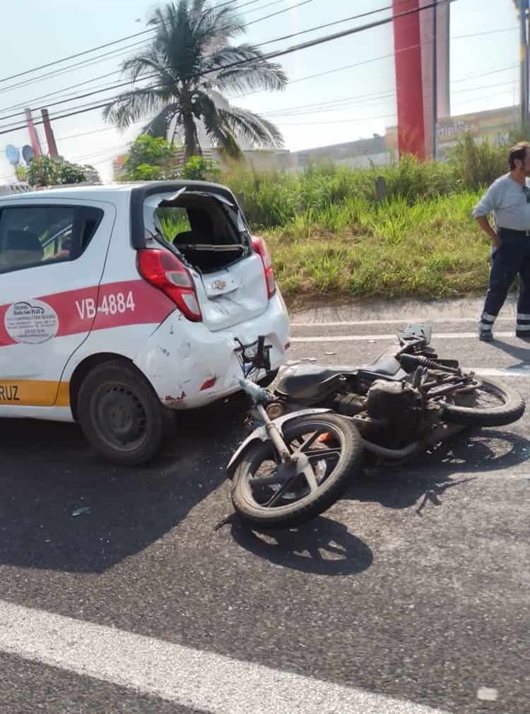 Taxistas participan en choque contra tráiler y motocicleta sobre la autopista Veracruz-Cardel