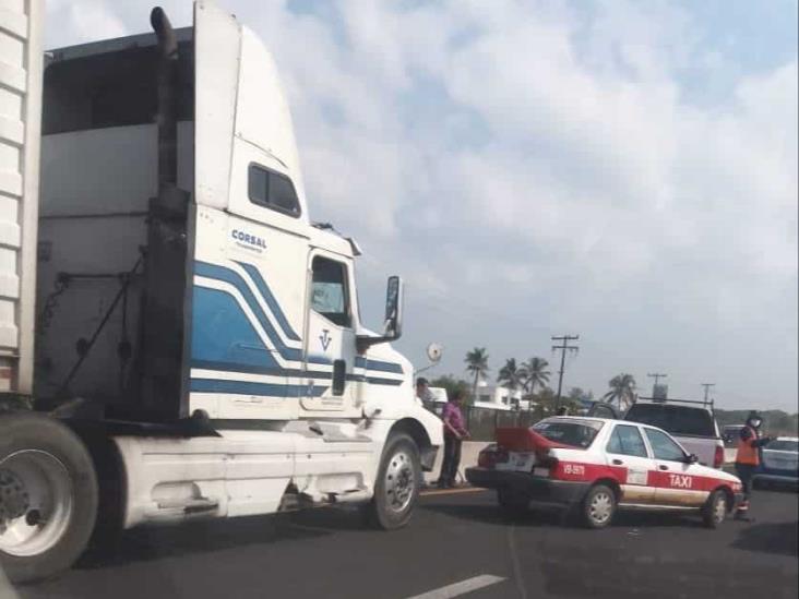 Taxistas participan en choque contra tráiler y motocicleta sobre la autopista Veracruz-Cardel