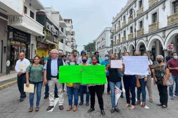 Exigen a alcaldesa de Veracruz pagos caídos y su reinstalación