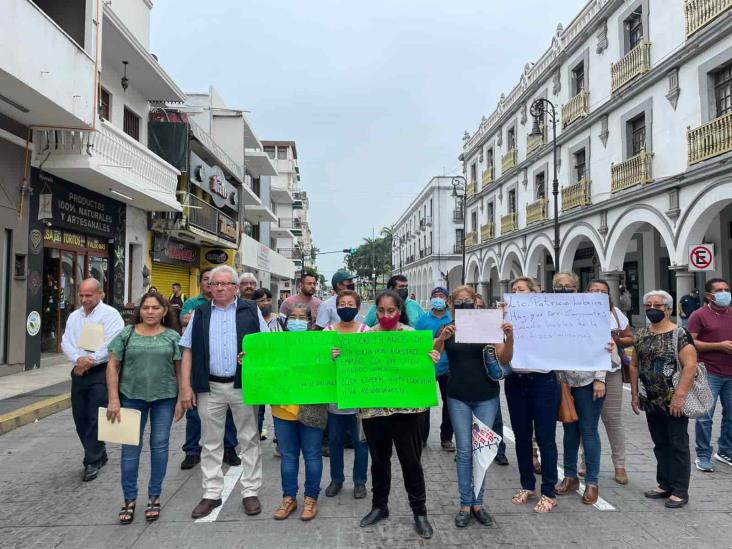 Exigen a alcaldesa de Veracruz pagos caídos y su reinstalación