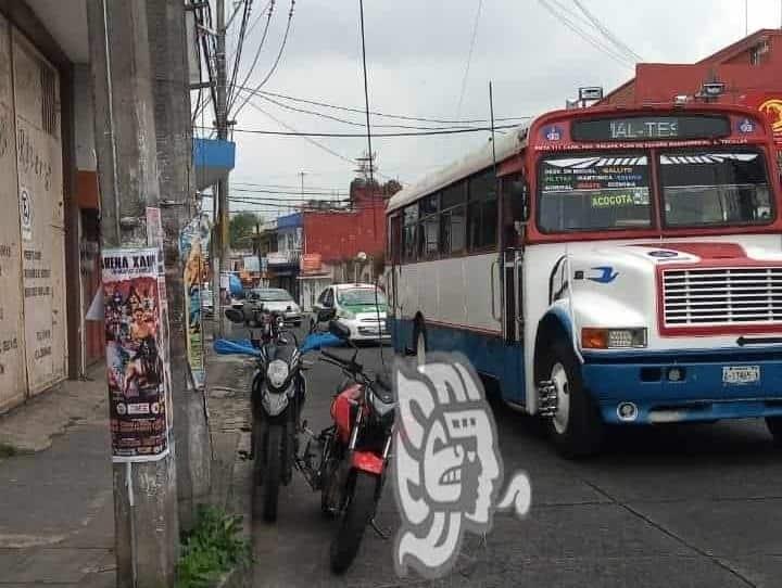 Motociclista cae tras enredarse con línea de TV por cable tirada en la calle