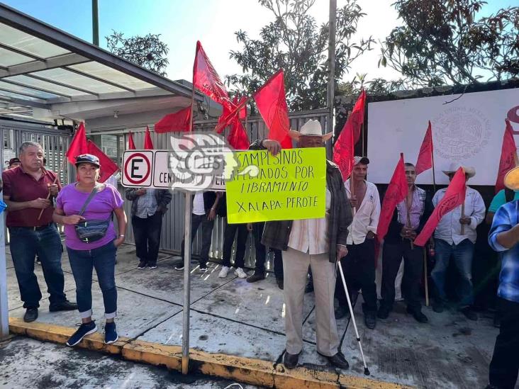 Demandan antorchistas indemnización por daños de libramiento Xalapa-Perote
