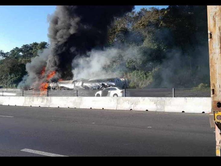 Se incendia pipa sobre libramiento Xalapa-Perote