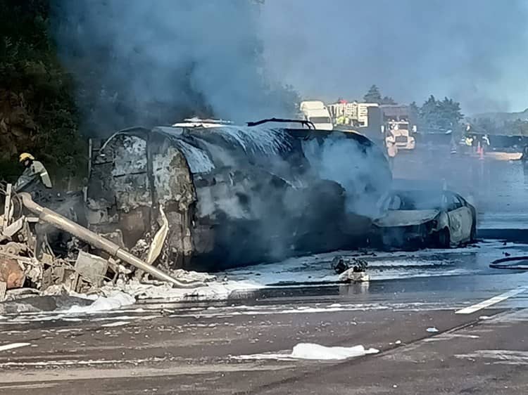 Dos heridos y una cisterna calcinada, saldo de accidente en libramiento de Xalapa