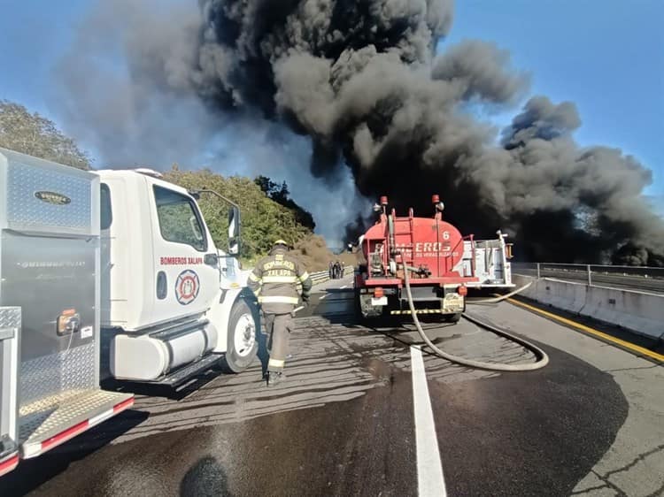 Dos heridos y una cisterna calcinada, saldo de accidente en libramiento de Xalapa