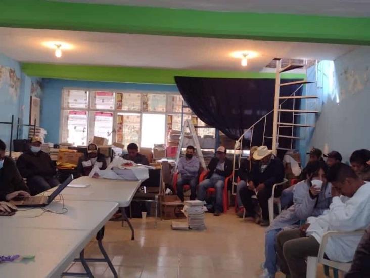 A primaria de Zongolica le faltan cinco maestros; padres protestan